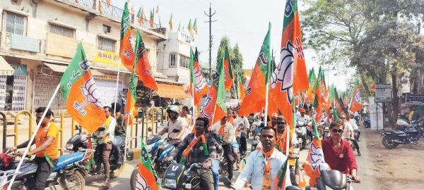 जगदलपुर में सीएम का रोड शो, भाजपा प्रत्याशियों के लिए मांगा वोट