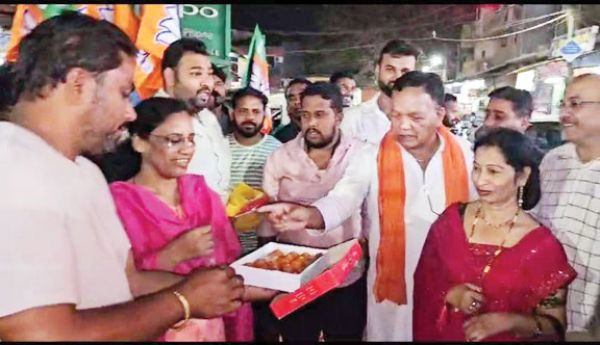 भाजपा कार्यकर्ताओं ने दिल्ली में जीत पर मनाया जश्न, बांटी मिठाइयां 