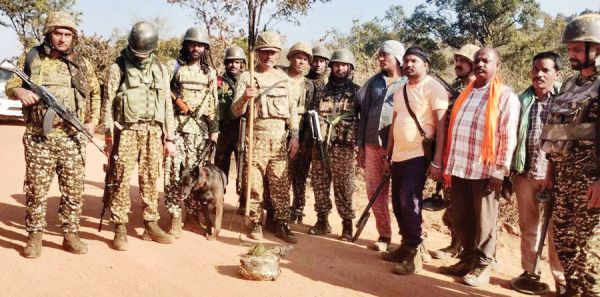 15 किलो का प्रेशर कुकर बम बरामद, किया नष्ट 