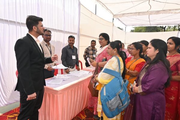 मतदान दलों का हौसला बढ़ाया