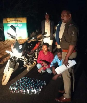 शराब संग 4 तस्कर गिरफ्तार, 2 बाइक जब्त
