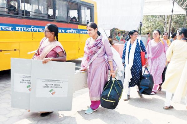 म्युनिसिपल चुनाव: मतदान दल रवाना