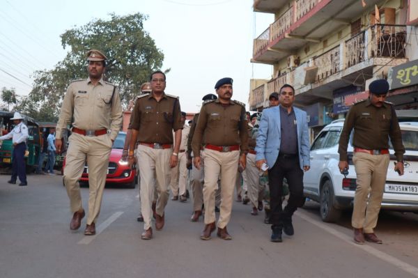 म्युनिसिपल चुनाव से पहले निकाला फ्लैग मार्च 