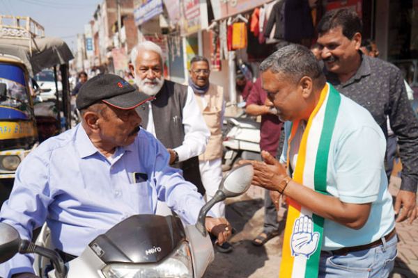 अजय तिर्की ने डोर टू डोर प्रचार किया