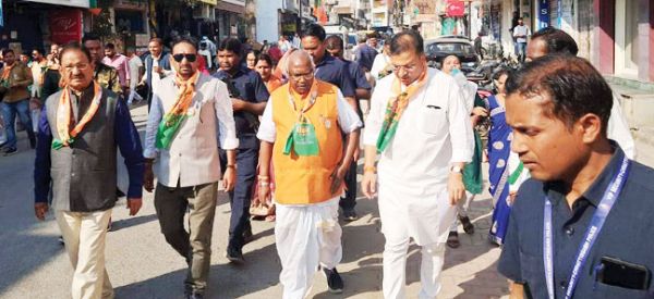 सांसद-विधायकों संग भाजपा नेता निकले वोट मांगने