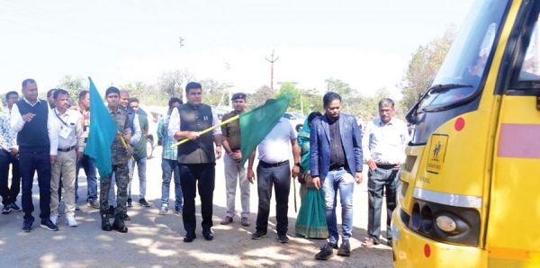 मतदान दलों को झंडी दिखा किया रवाना