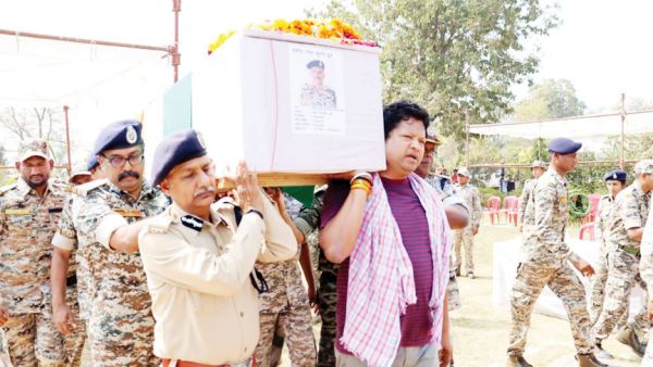 मुठभेड़ में शहीद जवानों को दी श्रद्धांजलि