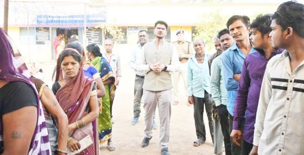 कलेक्टर-एसपी ने मतदान केंद्रों क़ा लिया जायजा