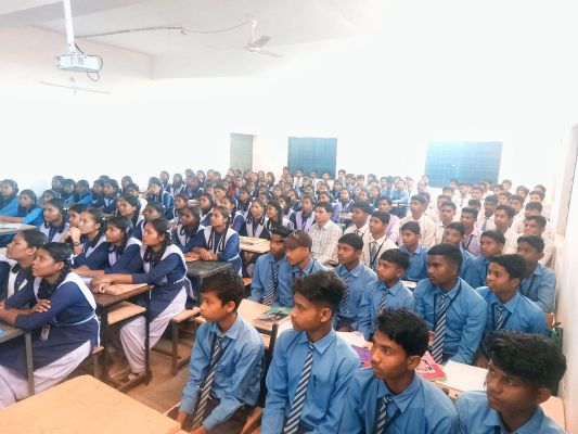 विद्यार्थियों ने प्रोजेक्टर से  देखा परीक्षा पे चर्चा