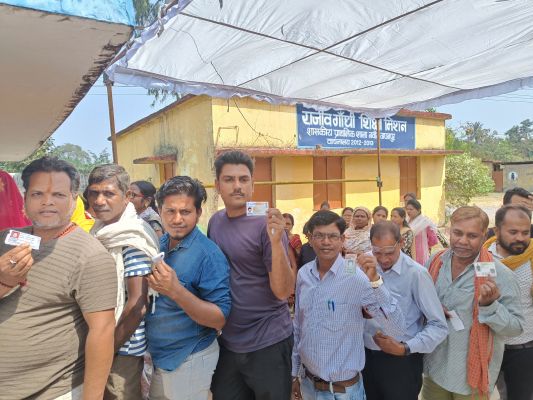 ईवीएम में गड़बड़ी, मतदाता हुए परेशान