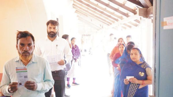 कलेक्टर ने किया मतदान, मतदान केंद्रों का निरीक्षण