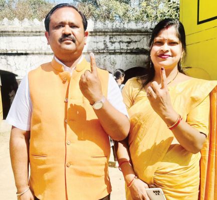 भाजपा जिला उपाध्यक्ष अंबिकेश ने पत्नी संग किया मतदान