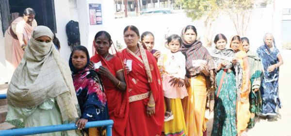 म्युनिसिपल चुनाव: मतदाताओं की लंबी कतारें, दिखा उत्साह