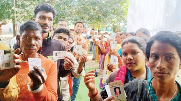 शहर सरकार चुनने उत्साह से किया मतदान, सुबह से ही लगी लंबी कतारें