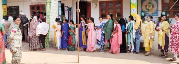 बचेली पालिका में 66.92 फीसदी मतदान, ली सेल्फी