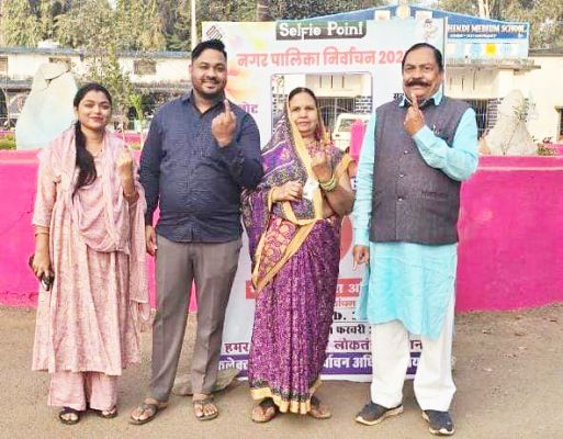 चिकित्सा अधिकारी डॉ. तेजेंद्र साहू ने परिवार संग डाला वोट