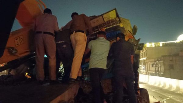 फ्लाई ओवर पर ट्राला से ट्रक टकराया