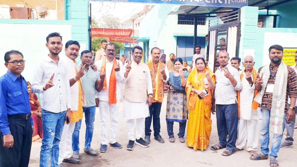 जनप्रतिनिधियों ने उत्साह  से किया मतदान