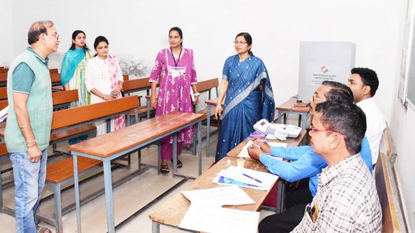 प्रेक्षक जैन ने मतदान केंद्रों का किया निरीक्षण