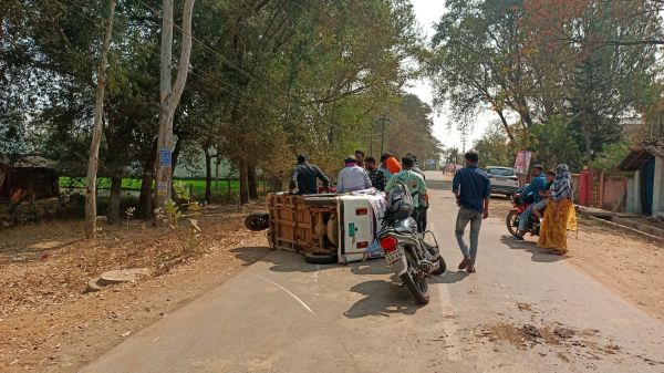 बच्चे का इलाज कराकर घर लौटते माता-पिता व नानी को ट्रक ने मारी टक्कर, मासूम की मौत