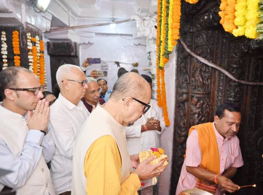 राज्यपाल डेका ने श्री राजीव लोचन के किए दर्शन
