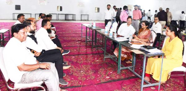 प्रेक्षक जैन और कलेक्टर अग्रवाल ने बैठक लेकर की संवीक्षा