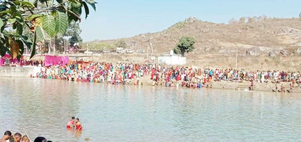 कर्णेश्वर में हजारों श्रद्धालुओं ने लगाई डुबकी-दीपदान