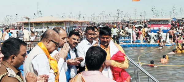 राज्यपाल ने त्रिवेणी संगम में किया स्नान