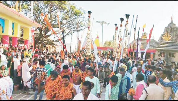 कर्णेश्वर मेला में आए देवी-देवताओं का नारियल भेंट कर अभिनन्दन