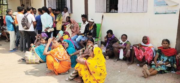  न पेयजल, न छांव, धूप में रहने मजबूर किसान 