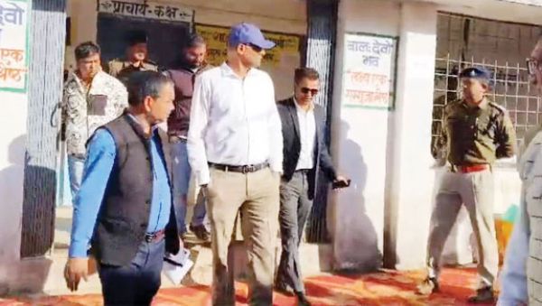 कलेक्टर-एसपी ने सुदूर अंचल के मतदान केंद्रों का किया निरीक्षण