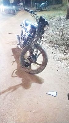 मेला से लौटते ठेले से टकराई बेकाबू बाइक, नाबालिग  की मौत, 2 घायल