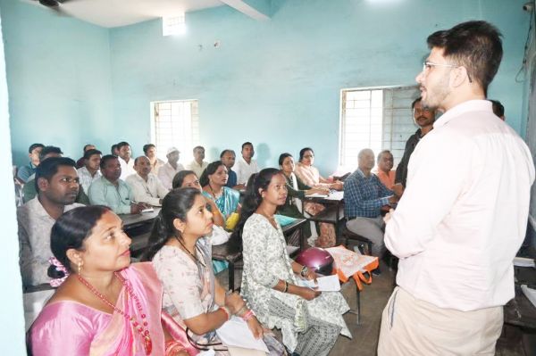 पंचायत चुनाव: कलेक्टर ने मतदान दलों के प्रशिक्षण  क़ा किया निरीक्षण