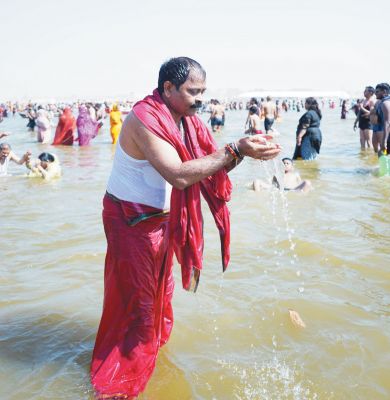 विधायक इंद्र साव ने महाकुंभ में लगाई डुबकी