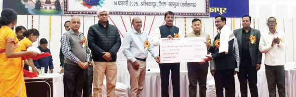संभाग स्तरीय मुख्यमंत्री शिक्षा अलंकरण समारोह में शिक्षकों का सम्मान