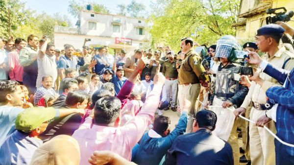 कांग्रेस और सर्व आदिवासी समाज ने अजाक थाना घेरा, नारेबाजी