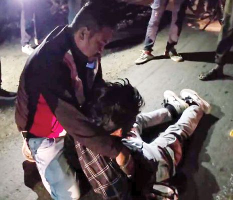  चलती बाइक से गिरा युवक, हालत नाजुक