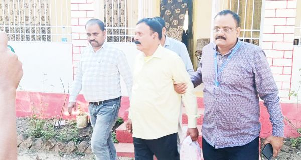 15 हजार रिश्वत लेते खरसिया रेंजर गिरफ्तार
