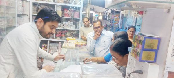राजस्व वसूली करने निगम कमिश्नर सडक़ पर दुकानों की संपति कर समय पर जमा करने दुकानदारों से अपील