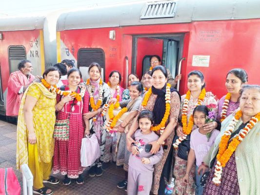 गुजराती समाज के तीर्थ यात्रियों का स्वागत