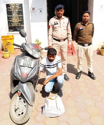स्कूटी पर शराब तस्करी, बंदी
