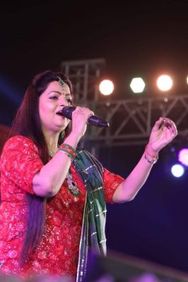 गायिका तृप्ति शाक्या ने चलो रे भक्तों राजिम  कुंभ नहाने... जैसे भजन से मोहा मन