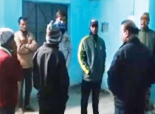 ग्रामीणों ने संदिग्ध हालात में प्रभारी अधीक्षक और शिक्षिका को पकड़ा