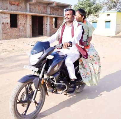 पति संग बाइक पर बैठ मतदान करने पहुंचीं कैबिनेट मंत्री लक्ष्मी राजवाड़े