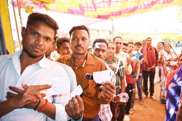 पहले मतदान फिर बारात प्रस्थान, नये वोटरों ने  मतदान कर जताई ख़ुशी