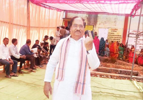 पूर्व जिपं अध्यक्ष ने गृह ग्राम खोल्हा में किया मतदान