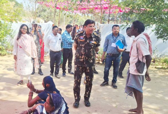 कलेक्टर-एसपी ने मतदान केंद्रों का किया निरीक्षण