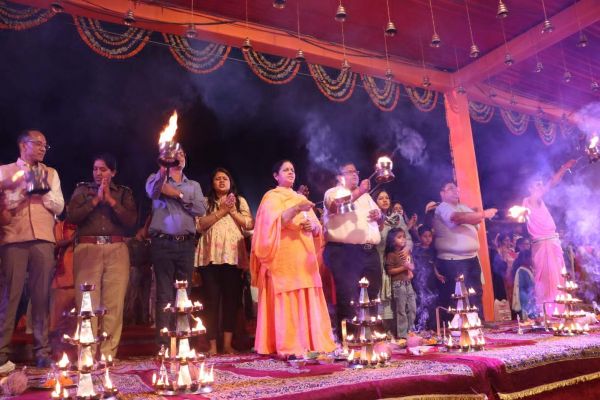 महानदी की महाआरती में गरियाबंद कलेक्टर सपत्नीक शामिल हुए