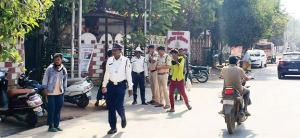 हेलमेट लगाकर नहीं गए दफ्तर तो चालान कटना तय