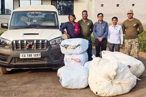 वाहन चेकिंग के दौरान स्कॉर्पियो से 7 बंडल कपड़े जब्त